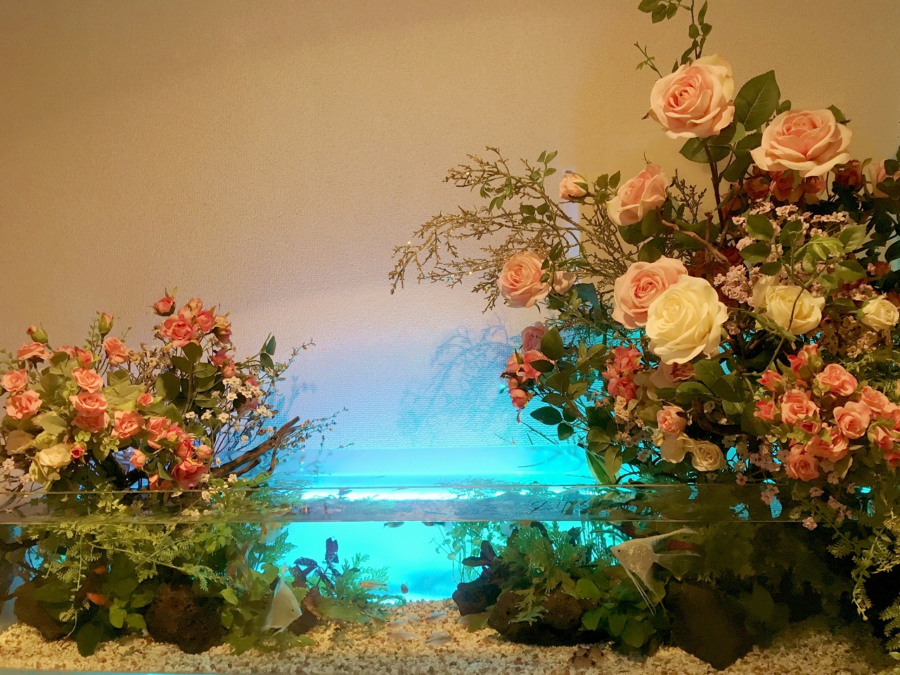 【アクアリウムレンタル】花で飾るテラリウム　120cmの空間をバラで飾った玄関